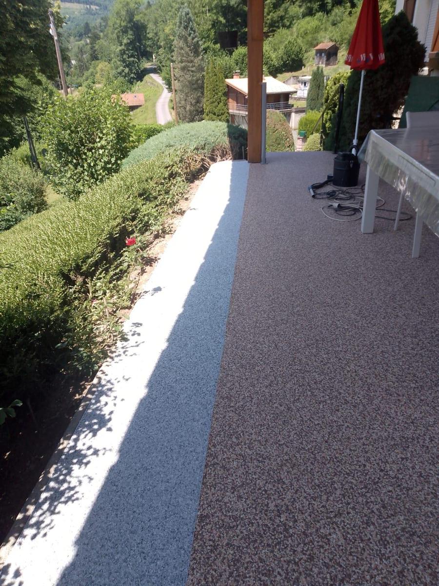 Terrasse en résine drainante avec vue dégagée sur la vallée